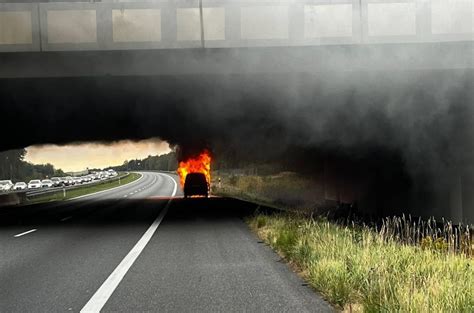 Zdjęcie autostrady A4 z widocznym dymem unoszącym się z płonącego pojazdu oraz korkiem