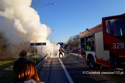 Zdjęcie płonącego Fiata Scudo na A4 z widoczną matką i dziećmi uciekającymi z pojazdu