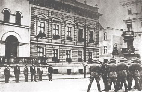 Zdjęcie przedstawiające cywilów uciekających na wschód, z dobytkiem, we wrześniu 1939 roku