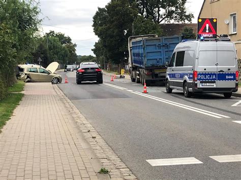 schemat wypadku drogowego z udziałem samochodu ciężarowego i osobowego, z zaznaczonymi działaniami ratunkowymi