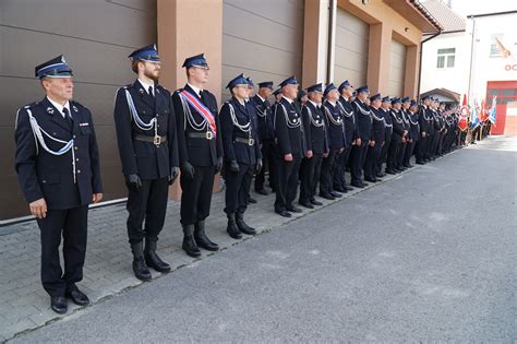 zdjęcie z uroczystości 100-lecia OSP w Morawicy z pocztami sztandarowymi i przedstawicielami władz