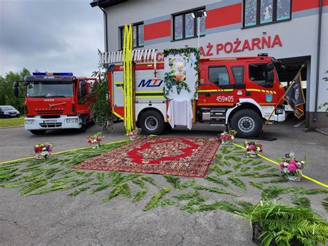 Zdjęcie ołtarza na wozie strażackim w Kunowie