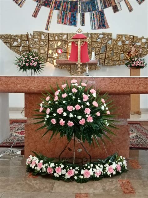 Inspirująca kompozycja ołtarza z elementów strażackich i religijnych