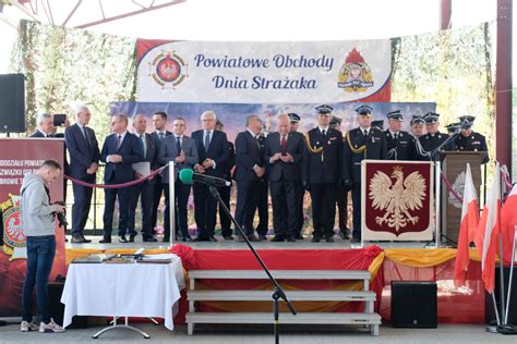 Wręczanie odznaczeń i dyplomów podczas uroczystości Dnia Strażaka