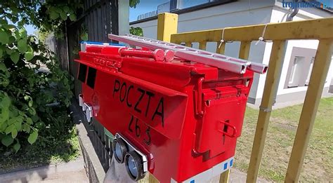 Zdjęcie zabawki samochodu strażackiego, która rozkłada się w bazę
