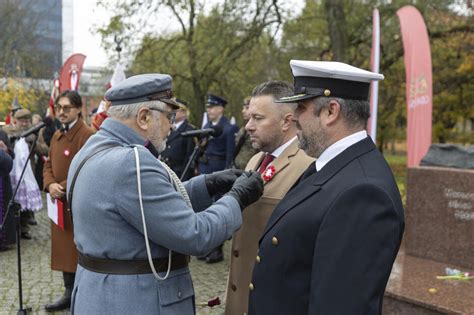 Zdjęcie przedstawiające kompanię honorową i poczty sztandarowe podczas apelu przy pomniku Józefa Piłsudskiego
