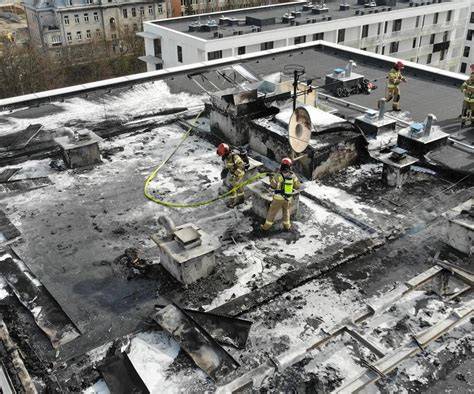 Zdjęcie przedstawiające zniszczenia po pożarze piwnic w bloku mieszkalnym