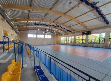 Zdjęcie nowoczesnej hali sportowej przy Szkole Podstawowej w Brzuśniku