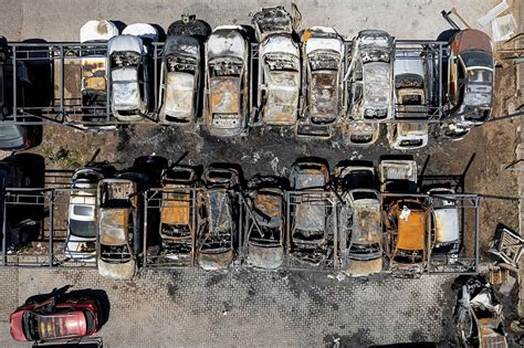 zdjęcie spalonych samochodów na parkingu w Zalasewie