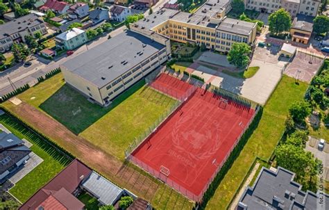 Zdjęcie przedstawiające budynek Liceum Ogólnokształcącego im. ONZ w Biłgoraju