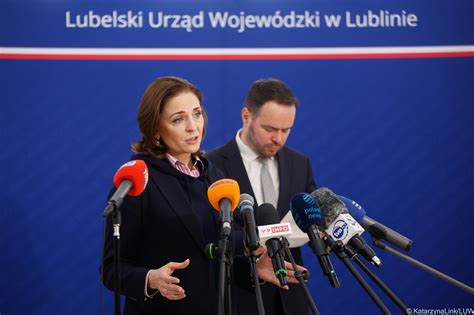 Zdjęcie przedstawiające Teresę Misiuk, Lubelską Kurator Oświaty, wręczającą odznaczenie