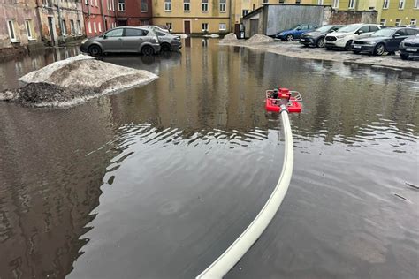 strażacy wypompowujący wodę z zalanej szkoły w Kielcach