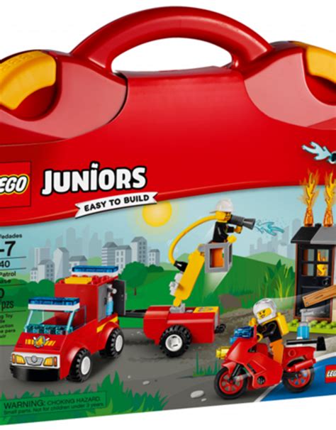 Zestaw LEGO Juniors Patrol Strażacki 10740 w akcji, z furgonetką, motocyklem i płonącym domem.