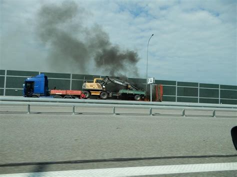 Zdjęcie płonącej naczepy samochodu ciężarowego na autostradzie A4