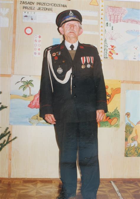 Portret starszego brygadiera Dariusza Wojteckiego w mundurze strażackim