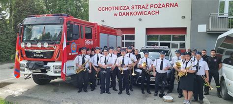 Zdjęcie przedstawiające remizę OSP Dankowice po rozbudowie w 1983 roku