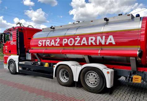 Zdjęcie przedstawiające przerobiony mlekowóz OSP Kadłub w barwach strażackich lub strażaków podczas jego użycia