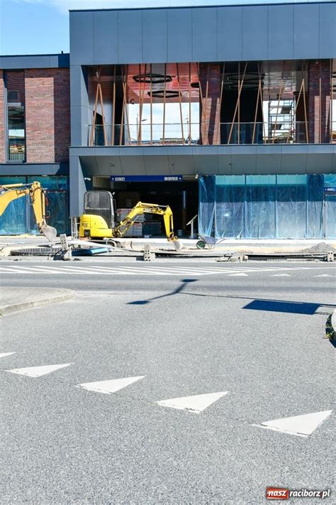 Widok na fasadę Galerii Katowickiej z zaznaczeniem wejść ewakuacyjnych