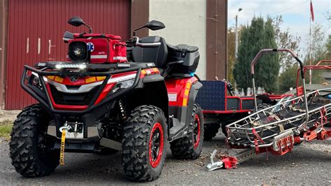 Wizualizacja zestawu PLAYMOBIL Quad straży pożarnej w akcji z figurką strażaka i akcesoriami gaśniczymi