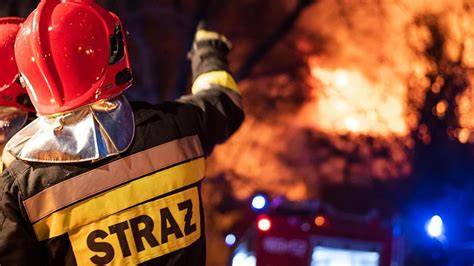 Tematyczne zdjęcie straży pożarnej w akcji gaszenia pożaru
