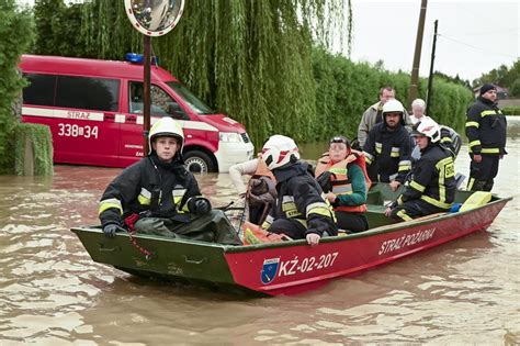 Zdjęcie przedstawiające akcję gaśniczą lub ewakuację z terenów objętych pożarami w kanadyjskich lasach