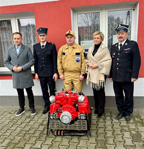 Zdjęcie strażaków OSP Izbice prezentujących nową motopompę