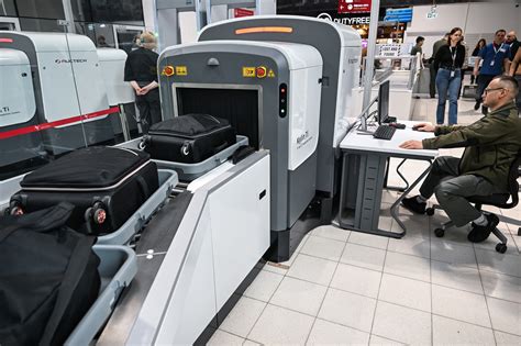 Skaner CT na lotnisku do kontroli bagażu