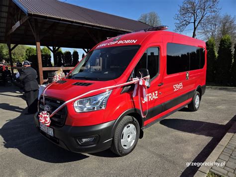 zdjęcie nowego samochodu strażackiego Ford Transit przed remizą OSP Bobin