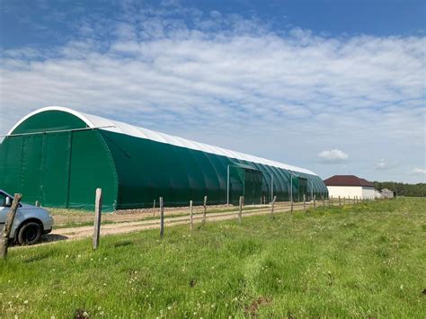 Widok na zadymioną halę magazynową hurtowni spożywczej w Stęszewie