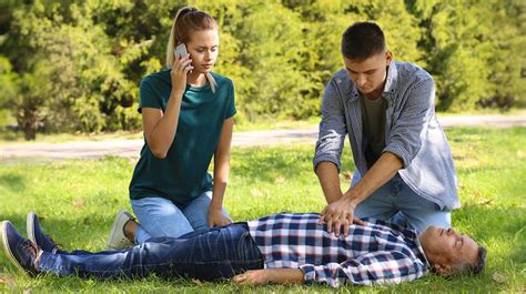 zdjęcie mężczyzny po próbie samopodpalenia w trakcie udzielania mu pomocy medycznej