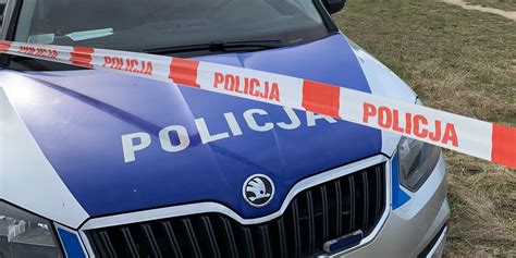 zdjęcie policyjnego taśmy zabezpieczającej miejsce zdarzenia w Parku Łazienkowskim