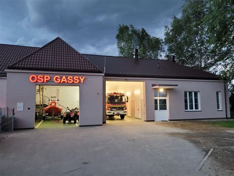Nowo zmodernizowane zaplecze OSP Wysokin z widocznym garażem