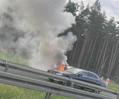 Płonący samochód osobowy na drodze ekspresowej S3