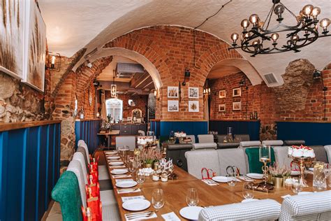Zdjęcie spalonej restauracji Weranda Chełmińska w Toruniu, ukazujące skalę zniszczeń