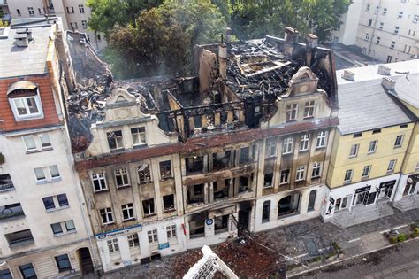 Zadymiona kamienica po pożarze w Chorzowie