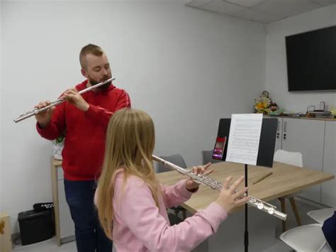zdjęcie dzieci uczących się gry na instrumentach dętych