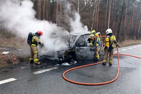 Thematyczne zdjęcie płonącego samochodu na drodze