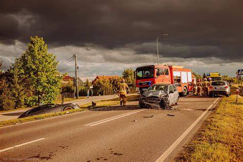 zdjęcie zderzenia czołowego samochodów na drodze wojewódzkiej, z widocznymi służbami ratunkowymi i uszkodzonymi pojazdami