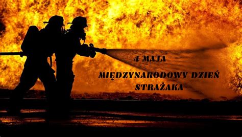 Zdjęcie strażaka odbierającego nagrodę