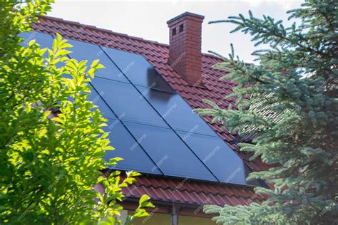 zdjęcie dachu piekarni z widocznymi uszkodzonymi panelami fotowoltaicznymi