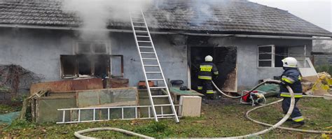 zdjęcie przedstawiające akcję gaśniczą przy płonącym budynku domu z piekarnią