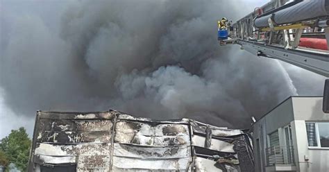 zdjęcie dymu nad halą magazynową w Skawinie