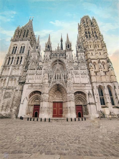 Zdjęcie Katedry w Rouen z widocznym dymem lub płomieniami na iglicy