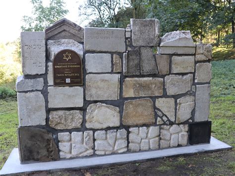 lapidarium na cmentarzu żydowskim w Trzemesznie z widocznymi macewami