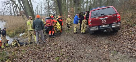 Zdjęcie z akcji służb ratunkowych przy Jeziorze Pilchowickim, widoczni strażacy, policjanci, saperzy