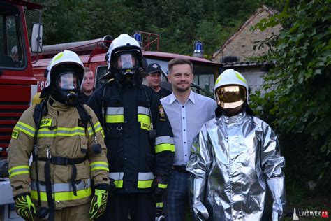 Uroczysty konwój strażacki z nowym Fordem Rangerem przed remizą OSP Widawa