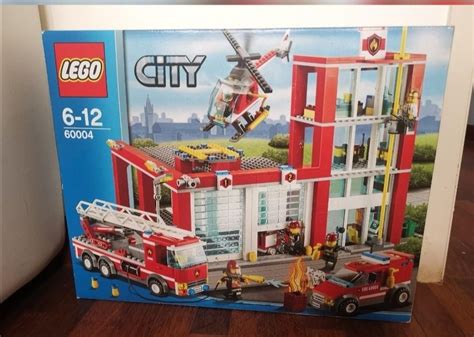 zdjęcie helikoptera strażackiego LEGO 60004 nad remizą