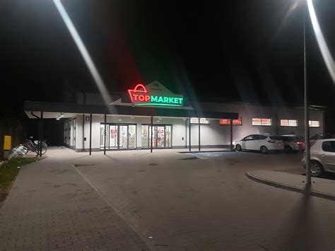 Widok z góry na płonący supermarket Top Market w Halinowie, z widocznym dymem i uszkodzonym dachem