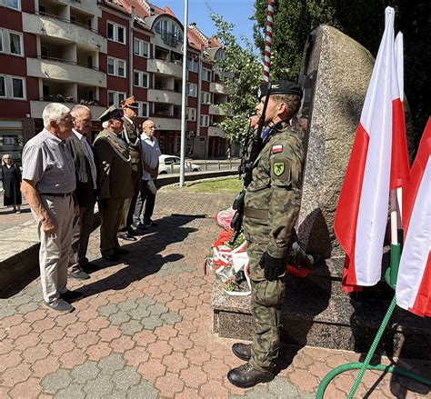 Zdjęcie Marszałka Gustawa Marka Brzezina przekazującego kluczyki do wozu OSP