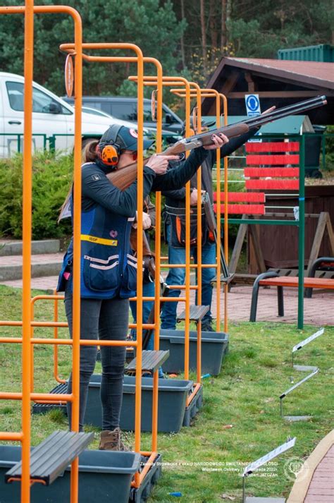 zdjęcie przedstawiające drużyny strażackie podczas zawodów strzeleckich